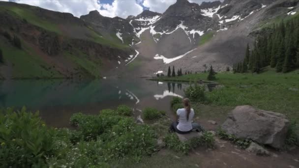 バックパッカーの女の子は下の青い湖 リッジウェイ コロラド州彼女のスマート フォンで写真を撮る — ストック動画