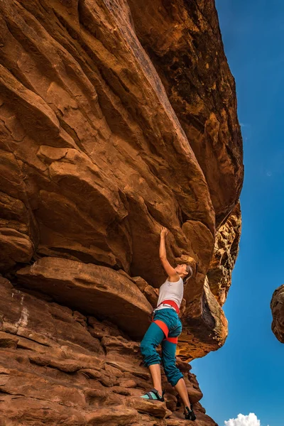 Жінки Альпініст Практикуючих Bouldering Красиві Червоні Скелі Сша Юта Canyonlands — стокове фото