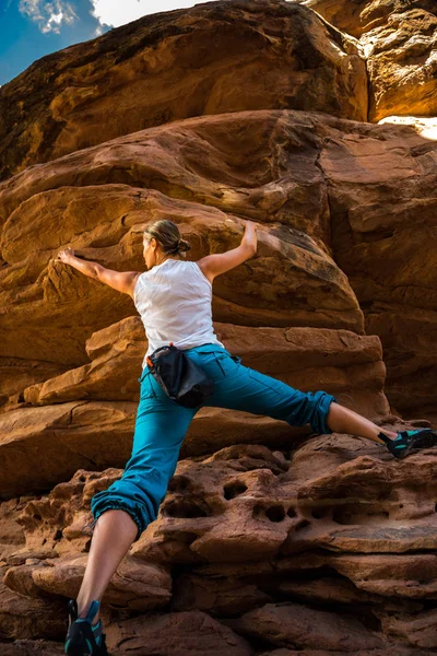 Güzel Bir Kırmızı Kayaya Canyonlands Utah Abd Bouldering Pratik Kadın — Stok fotoğraf