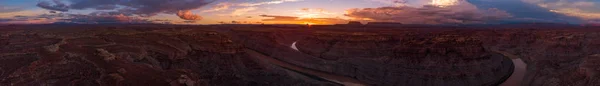 ループ西と東の近くのコロラド川に沈む夕陽 — ストック写真