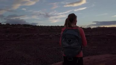 Uzun yürüyüşe çıkan kimse Canyonlands Utah ABD Kanyon iğneler ilçe kenarına kadar yürür