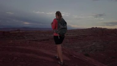 Uzun yürüyüşe çıkan kimse Canyonlands Utah ABD Kanyon iğneler ilçe kenarına kadar yürür
