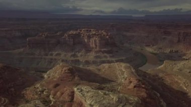 Colorado Nehri yakınında döngü Batı ve Doğu iğneler ilçe Canyonlands Utah ABD Hava