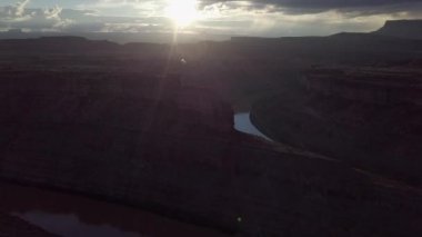 Colorado Nehri yakınında döngü Batı ve Doğu iğneler ilçe Canyonlands Utah ABD Hava