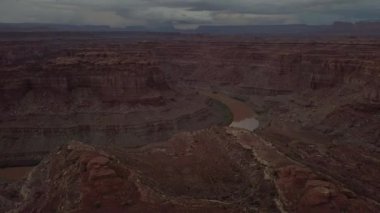 Colorado Nehri yakınında döngü Batı ve Doğu iğneler ilçe Canyonlands Utah ABD Hava