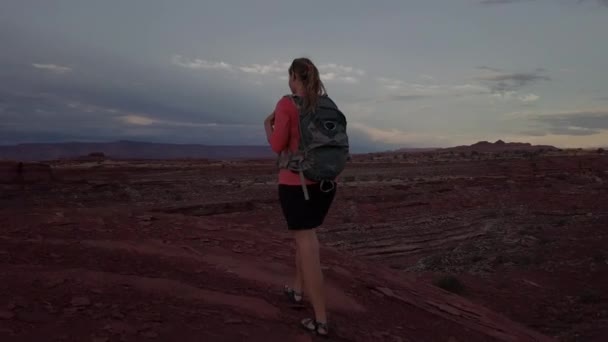 Hiker Walks Edge Canyon Needles District Canyonlands Utah Usa — Stock Video