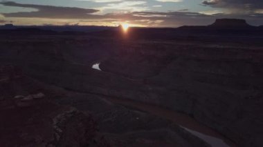 Colorado Nehri yakınında döngü Batı ve Doğu iğneler ilçe Canyonlands Utah ABD Hava