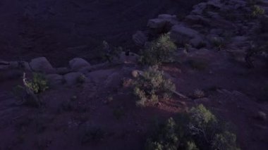 RIM, Doğu çatal Shafer Kanyonu yakınlarında ölü at nokta State Park Canyonlands Utah ABD Hava boyunca kız yürüyor