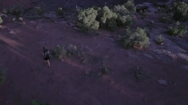 RIM, Doğu çatal Shafer Kanyonu yakınlarında ölü at nokta State Park Canyonlands Utah ABD Hava boyunca kız yürüyor