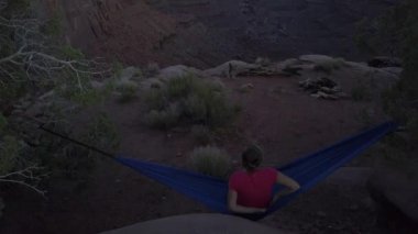 Uzun yürüyüşe çıkan kimse günbatımı Doğu çatal Shafer Kanyonu yakınlarında ölü at nokta State Park Canyonlands Utah hayran bir hamak dayanmaktadır 