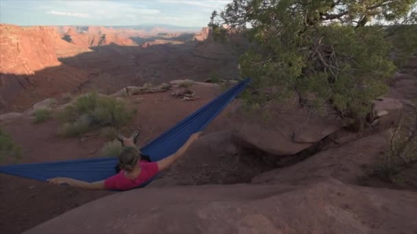 Excursionista Descansa Una Hamaca Admirando Atardecer East Fork Shafer Canyon — Vídeo de stock