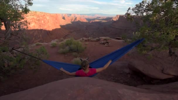 Excursionista Descansa Una Hamaca Admirando Atardecer East Fork Shafer Canyon — Vídeo de stock