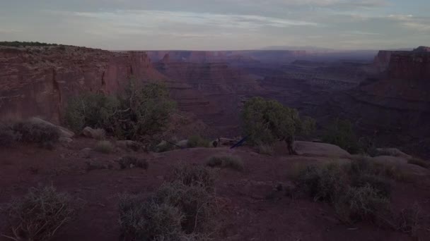 Wanderer Ruht Auf Einer Hängematte Und Bewundert Den Sonnenuntergang East — Stockvideo