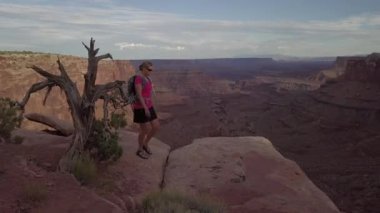 RIM, Doğu çatal Shafer Kanyon ölü at nokta State Park Canyonlands Utah Usa yakınındaki boyunca kız yürüyor 