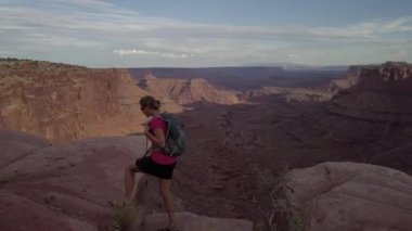 RIM, Doğu çatal Shafer Kanyon ölü at nokta State Park Canyonlands Utah Usa yakınındaki boyunca Backpacker kız yürüyor 