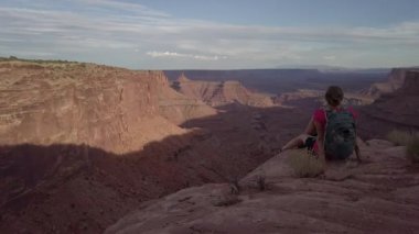 Uzun yürüyüşe çıkan kimse kız Doğu çatal Shafer Kanyon ölü at nokta State Park Canyonlands Utah Usa yakınındaki hayran 