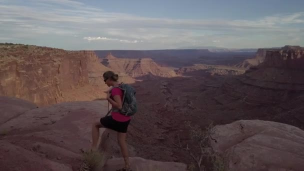 Mochilero Chica Camina Largo Del Borde East Fork Shafer Canyon — Vídeo de stock