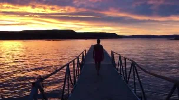 Vrouw Wandelingen Langs Pier Bij Het Meer Richting Zonsondergang Lake — Stockvideo