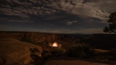 Time-lapse gece kamp yıldızların altında. Kanyonun kenarına küçük çadır. Samanyolu Doğu çatal Shafer Kanyon ölü at nokta State Park Canyonlands Utah Usa yakınındaki 