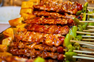Barbekü tavuk şiş kırmızı sos, Tay Street gıda arka plan Tayland