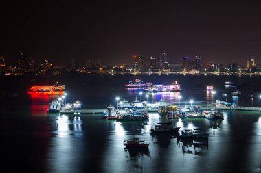 Gemi ve feribot Pattaya City Marina Bay şehir manzarası içinde belgili tanımlık geçmiş Tayland ile gece