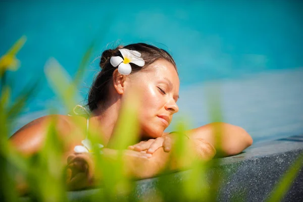 Young Woman Relaxing Side Infinity Pool — Stok fotoğraf