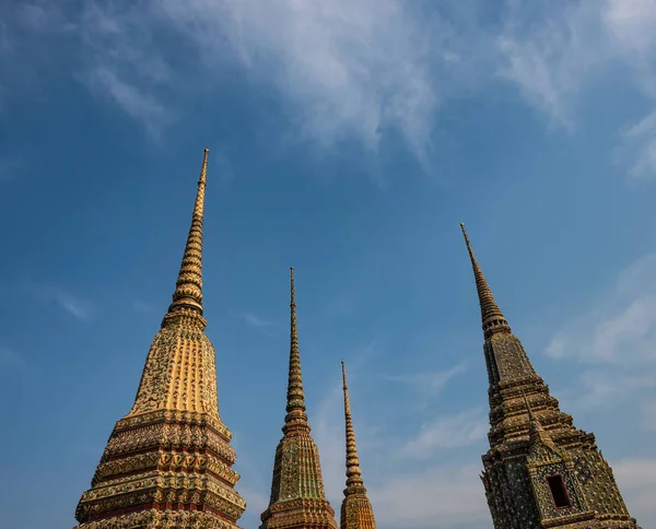 Grand Palace Bangkok Pagodas Decorativas Contra Cielo Azul —  Fotos de Stock