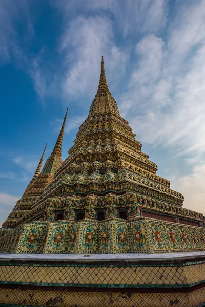 Grand Palace Bangkok Pagodas Decorativas Contra Cielo Azul —  Fotos de Stock