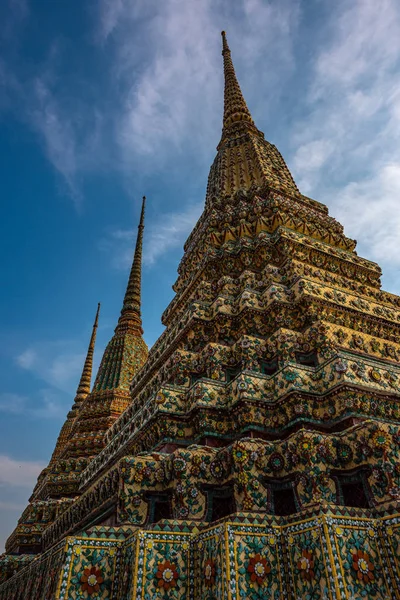 Grand Palace Bangkok Pagodas Decorativas Contra Cielo Azul —  Fotos de Stock