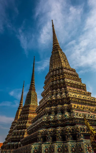 Grand Palace Bangkok Pagodas Decorativas Contra Cielo Azul —  Fotos de Stock