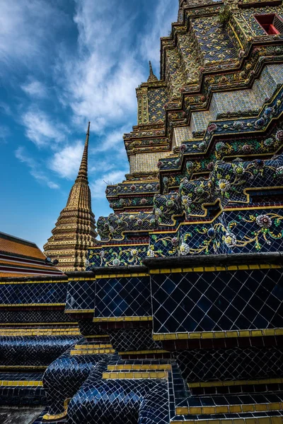 Grand Palace Bangkok Pagodas Decorativas Contra Cielo Azul —  Fotos de Stock