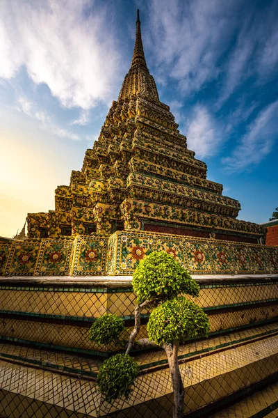 Grand Palace Bangkok Pagodas Decorativas Contra Cielo Azul —  Fotos de Stock