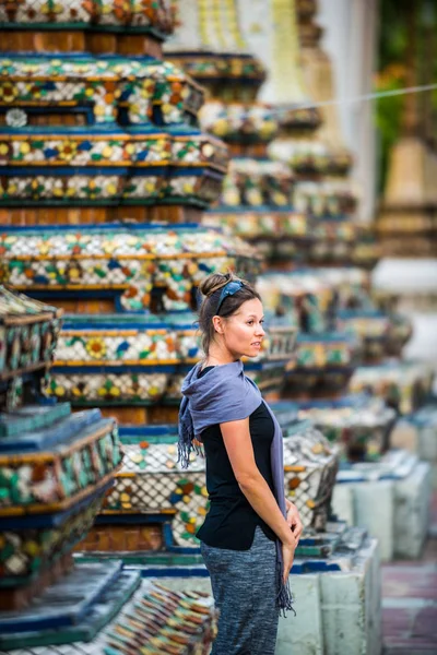Жінка Туристичних Захоплюється Прекрасною Архітектурою Wat Pho Храм Бангкока — стокове фото