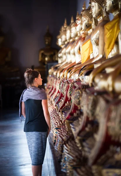 Mujer Joven Mira Fila Estatuas Buda Oro Wat Pho Palace — Foto de Stock