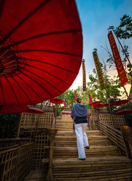 ワット・ファンタオ観光客が竹の階段を登る — ストック写真