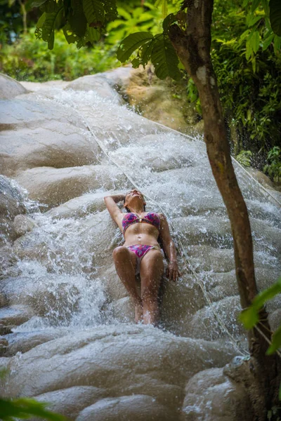 Bikini má ráda osvěžující vodu s lepkavou vodopádem Bua Tong — Stock fotografie