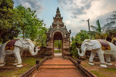Wat Lok Moli Dekoratif Giriş, Chiang Mai