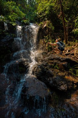 Yürüyüşçü şelale yakınında serinler 