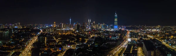 Hermosa ciudad de Kuala Lumpur panorama por la noche Malasia — Foto de Stock