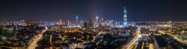 Hermosa ciudad de Kuala Lumpur panorama por la noche Malasia — Foto de Stock