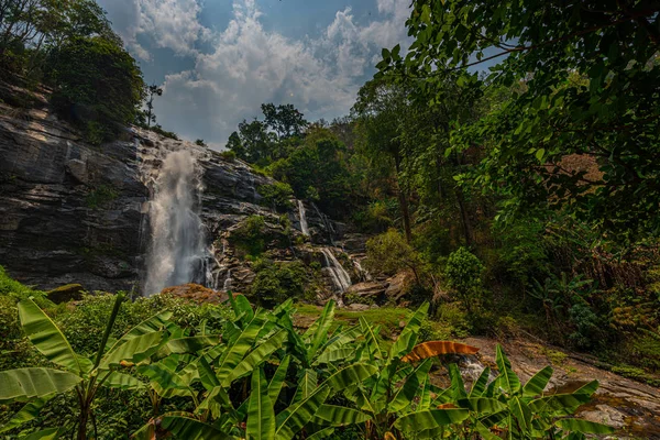 Wachirathan waterfall surrounded by lush tropical forest in Doi — Stock Photo, Image