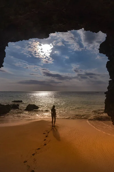 Pantai tegal wangi, bali indonesien strand sonnenuntergang himmel — Stockfoto