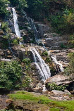 Doi Inthanon Milli Parkı'ndaki Wachirathan şelalesi