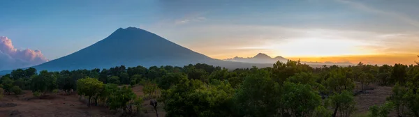 발리 파노라마의 아궁 산 또는 군웅 아궁 활화산 — 스톡 사진