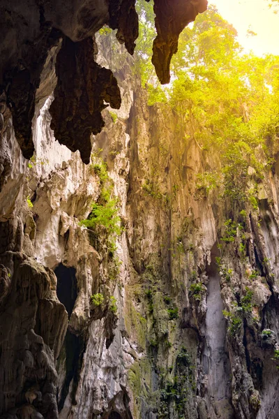 Cueva de Batu Dentro de las formaciones de piedra caliza — Foto de Stock