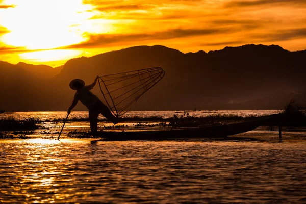 Бірманська рибалка постановки з конічної мережі на заході сонця, Inle Lake i — стокове фото
