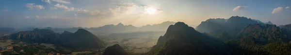 Hermosa ciudad de Vang Vieng aérea Panorama Caliza Montañas — Foto de Stock