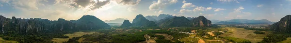 Hermosa ciudad de Vang Vieng aérea Panorama Caliza Montañas — Foto de Stock