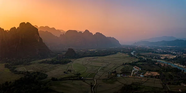 Vang Vieng City Nam Song River y Lime Stone Mountains en Sunse — Foto de Stock