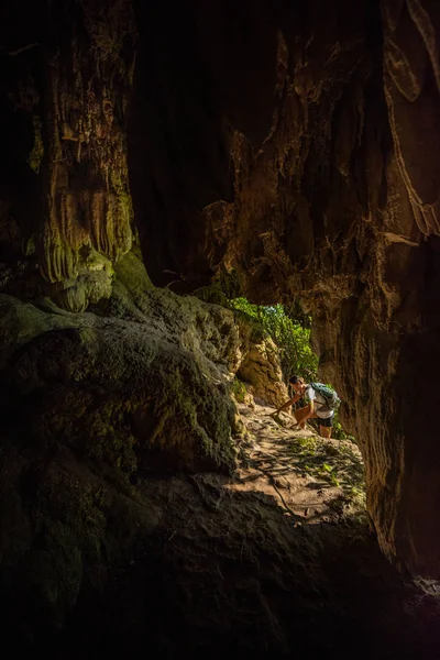 Tourist exploring Cave near the Tararak Waterfall Trail — Stock Photo, Image